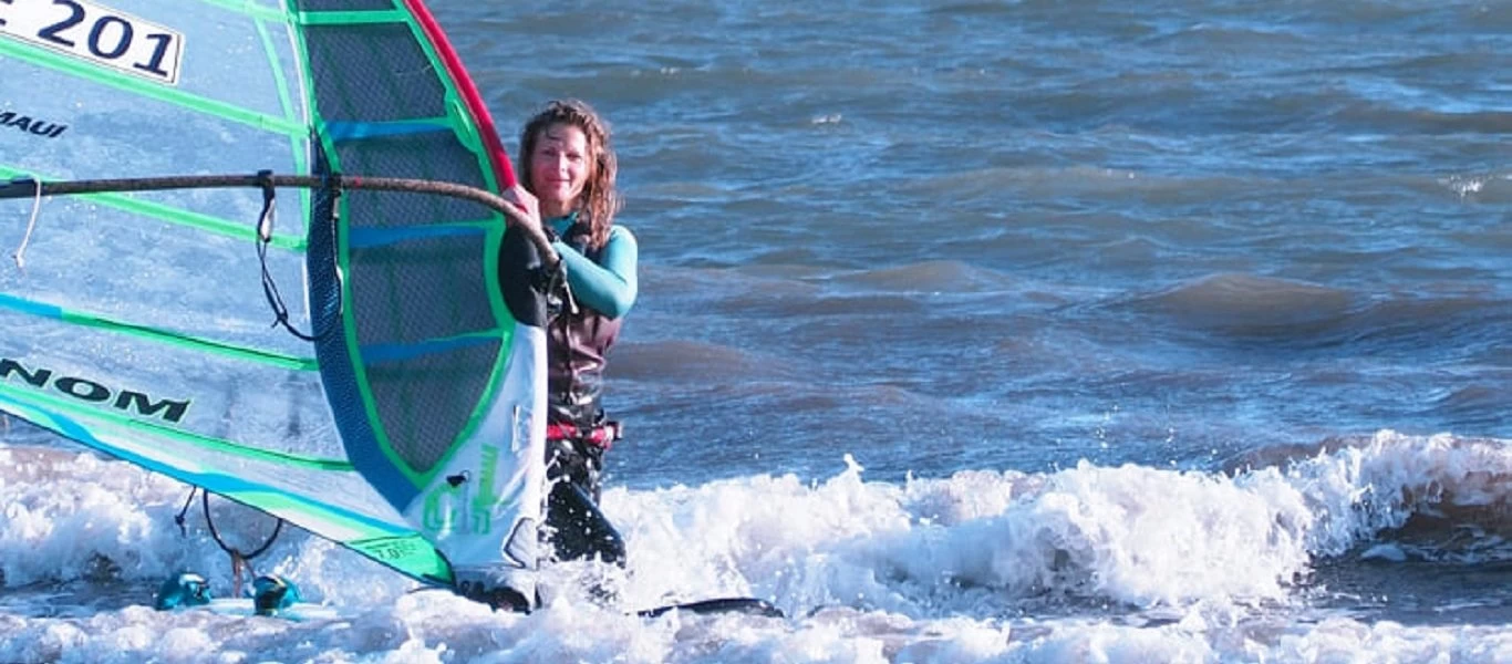 Πρωταθλήτρια windsurfing «έφαγε» πρόστιμο από το Λιμενικό - Δείτε τον λόγο (φώτο)